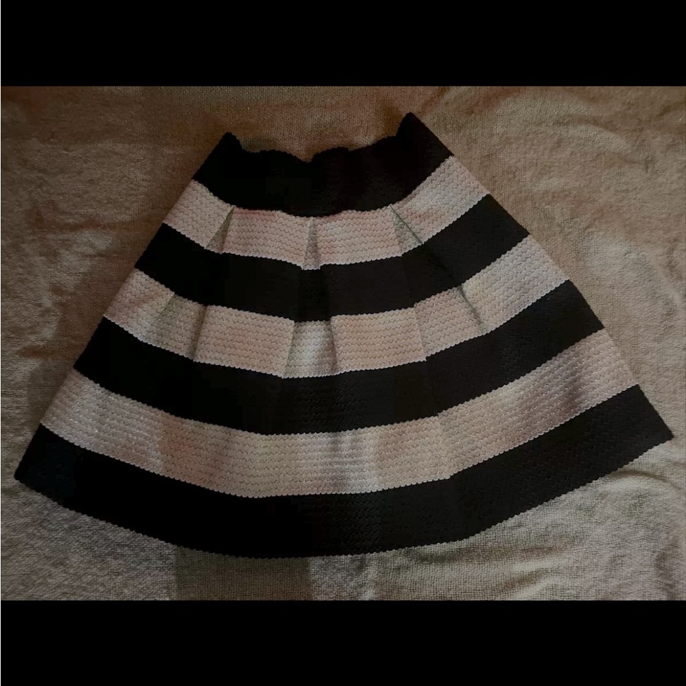 xhilaration skirt woven White & Black Stripes Metallic Gold Thread Accent M New